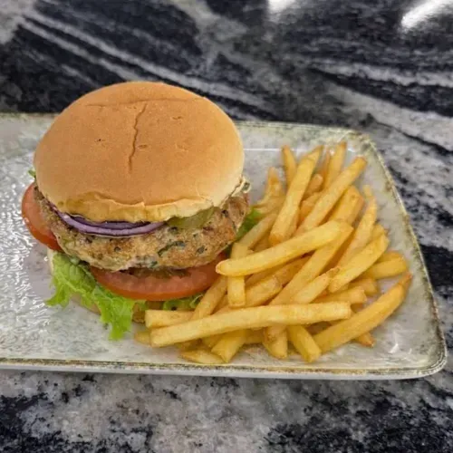 Burger pui cu cartofi pai