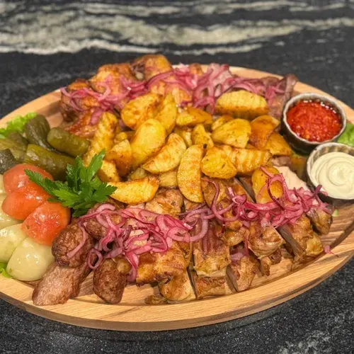 Platou din carne fierbinte