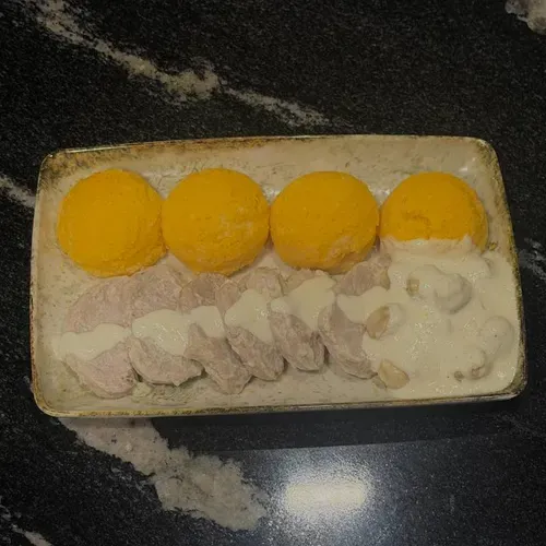 Mușchi de porc cu ciuperci în sos alb