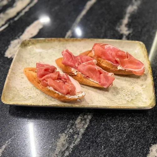 Bruschete cu prosciutto