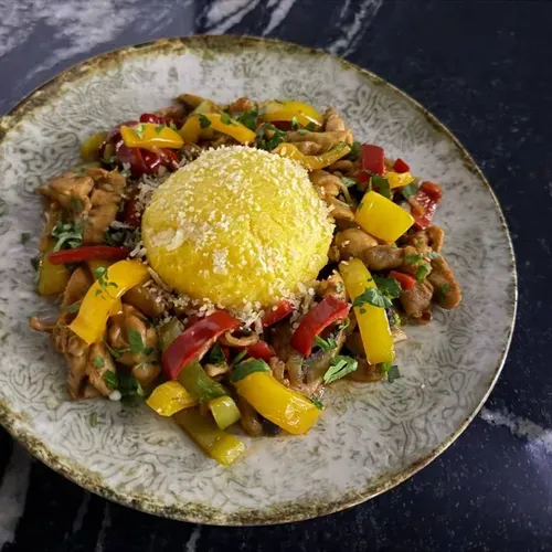 Friptură de pui cu legume și mămăligă